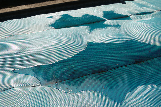 use a solar cover to lower swimming pool bills