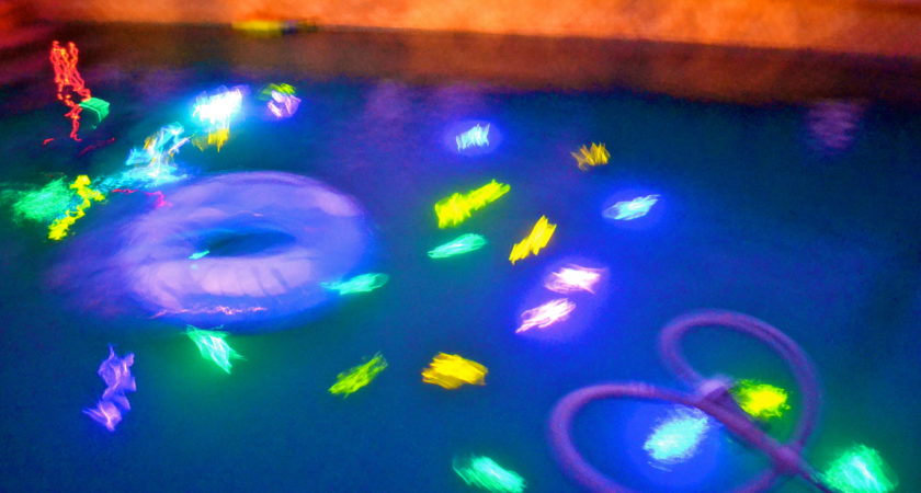 glowing sea diving glowsticks pool party game