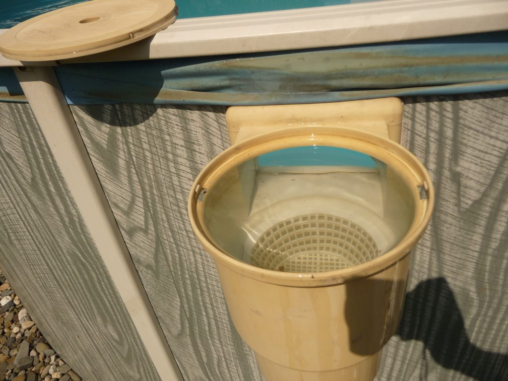 put chlorine tablets in pool skimmer