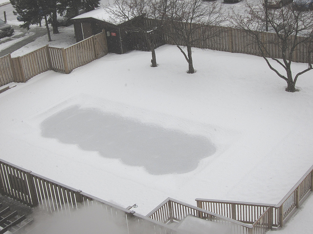 remove snow from inground pool cover
