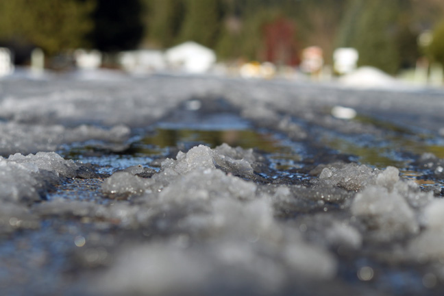 remove wet snow from pool cover