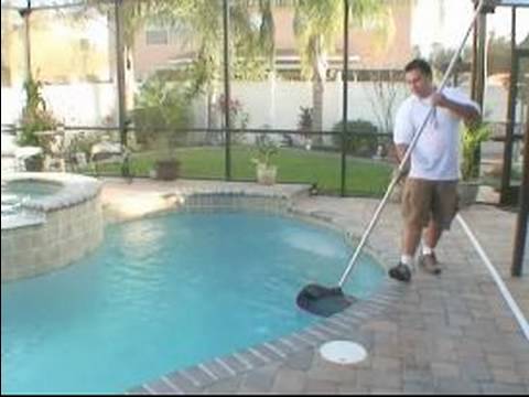 skimming swimming pool to keep pool clean