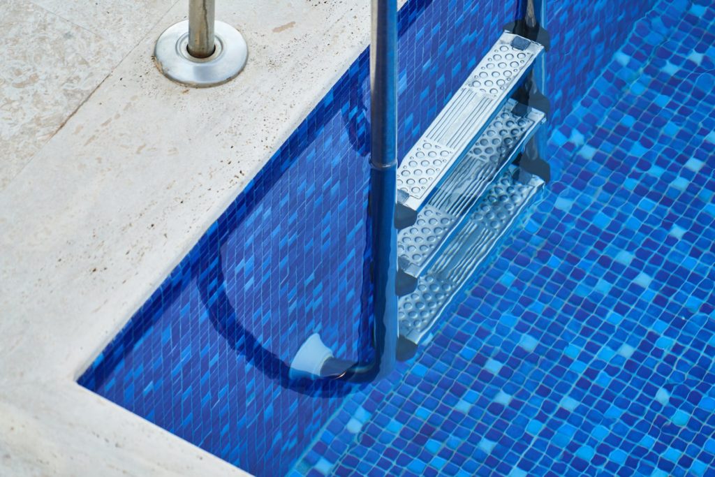 find leaks in swimming pool