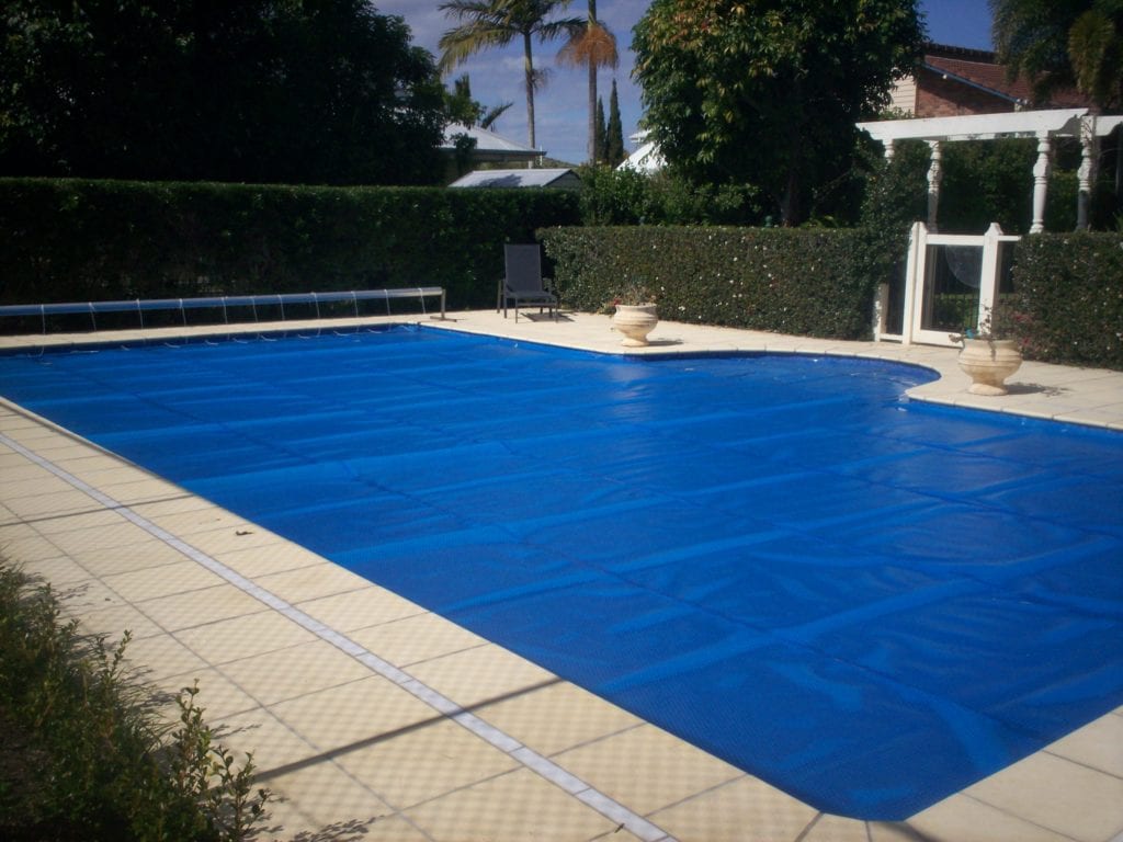 how-to-use-a-solar-pool-cover-solar-pool-cover-guide-medallion