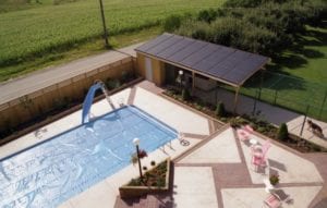 verwarmd zwembad op zonne - energie met zonnebadbedekking