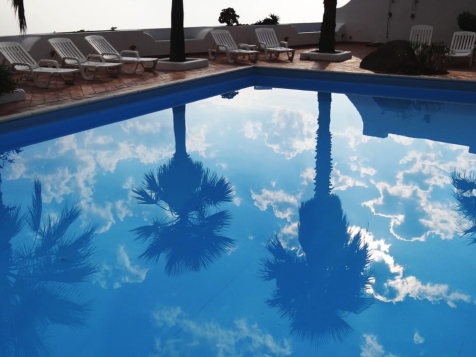 como as piscinas aquecidas solares aquecem