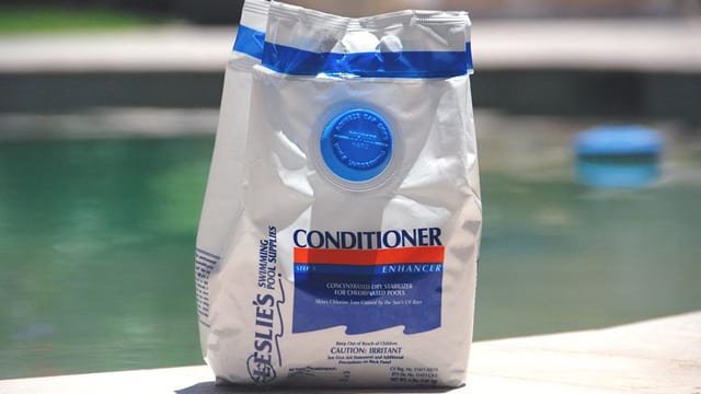 cyanuric acid for balancing pool water