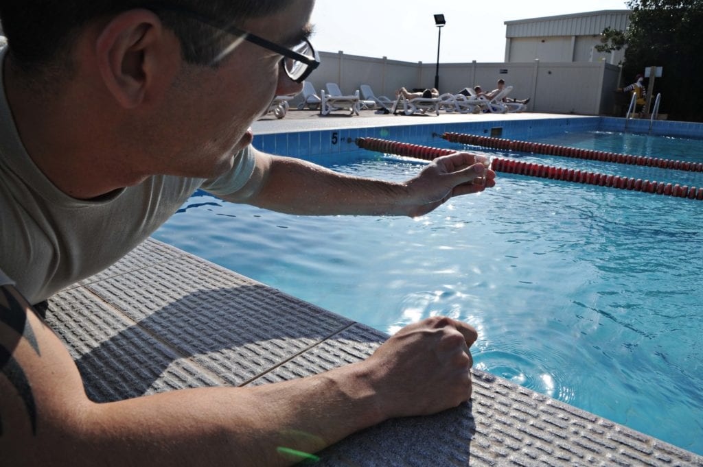 abaissez le ph pour réparer la piscine verte