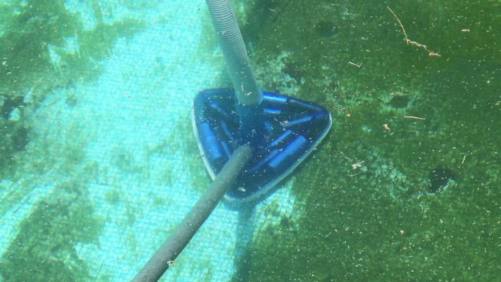 aspirez les algues vertes avec un floculant de piscine