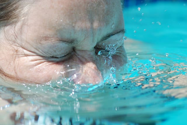 chlorine irritates your eyes pool myth